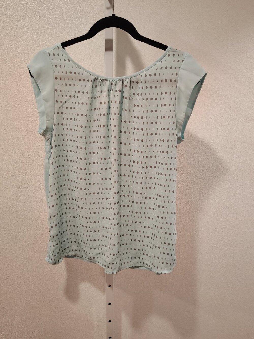 ELLE Women's Top Size Medium Short Sleeve Mixed Media Scoop Neck Crescent Design